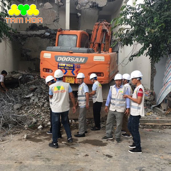 đội ngũ công nhân viên thi công đào móng nhà